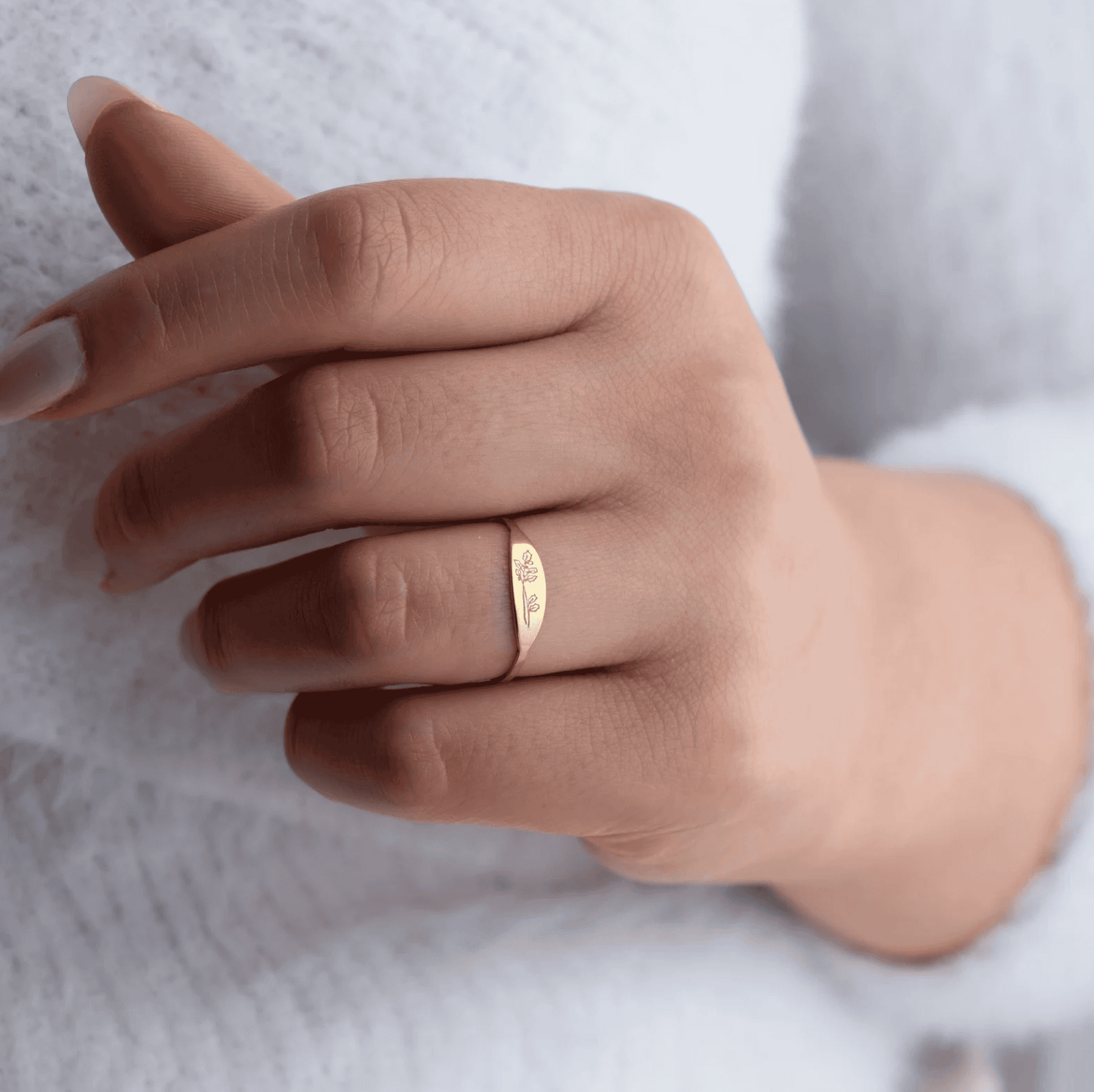 Minimalist gold ring with engraved delicate floral design for women, handcrafted custom jewelry by Nayram. Perfect accessory for everyday wear and special occasions.