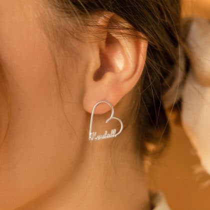 Delicate silver heart-shaped earring with personalized name "Kendall" in cursive, perfect for custom jewelry enthusiasts.