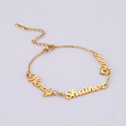 Gold personalized name bracelet with heart charm, custom jewelry design, perfect for gift giving, Made with high-quality materials, stylish and elegant accessory for any occasion.