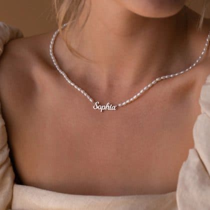 Delicate pearl necklace with personalized name pendant, elegant jewelry piece ideal for special occasions and everyday wear, handcrafted custom jewelry by Nayram.